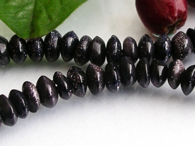 Sträng Svartblå Sandsten ca 55 carat Knapp Borrad Fin Kvalitet och Lyster